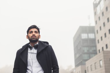 Hint yakışıklı bir kentsel bağlamda poz