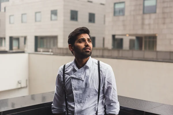 Schöner indischer Mann posiert im urbanen Kontext — Stockfoto