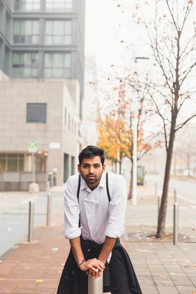 Schöner indischer Mann posiert im urbanen Kontext — Stockfoto