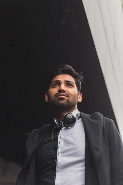 Schöner indischer Mann posiert im urbanen Kontext — Stockfoto