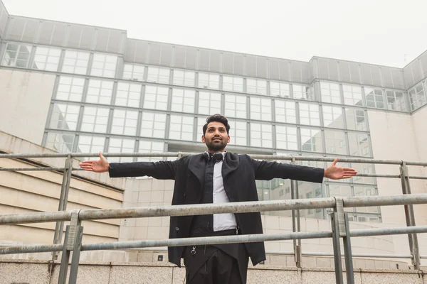 Schöner indischer Mann posiert im urbanen Kontext — Stockfoto