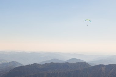 Dağların üzerinden uçan Yamaçparaşütü