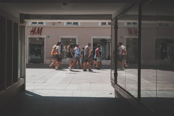 People taking a walk in Rijeka, Croatia — Stock Photo, Image
