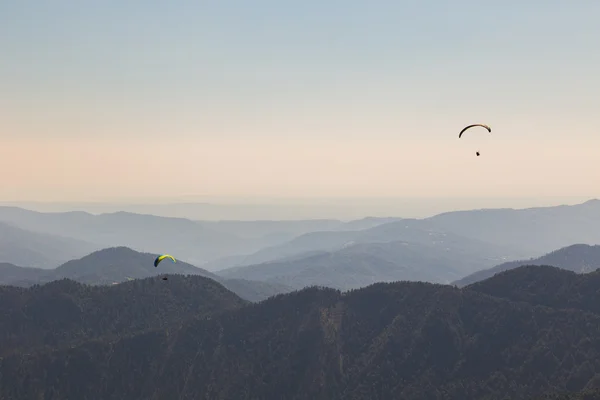 Paragliders flying over mountains — Stock Photo, Image