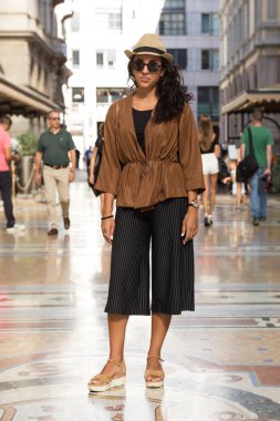 Milan, İtalya'da poz moda kadın