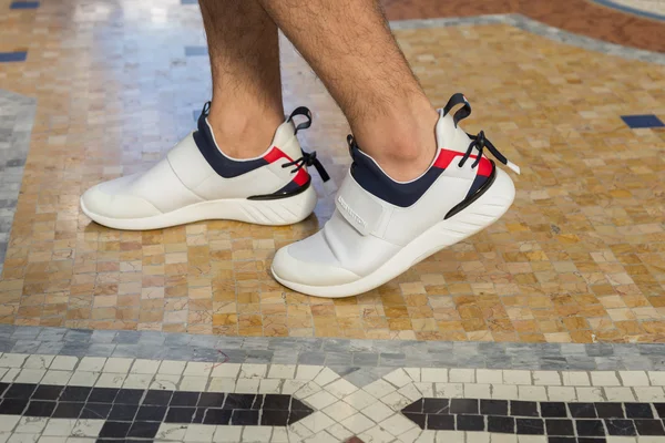 Detalhe de um homem na moda posando em Milão, Itália — Fotografia de Stock