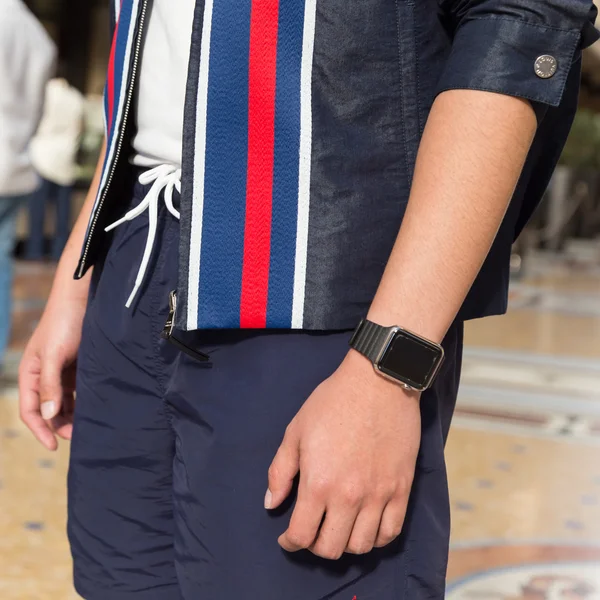 Detail of a fashionable man posing in Milan, Italy — Stock Photo, Image