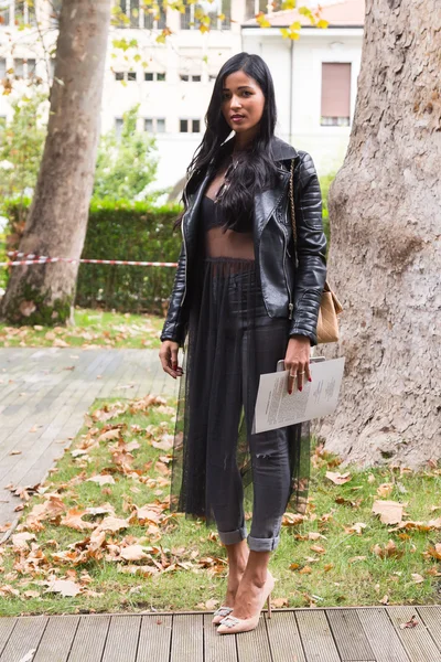 Mulher na moda posando durante a Milan Fashion Week — Fotografia de Stock