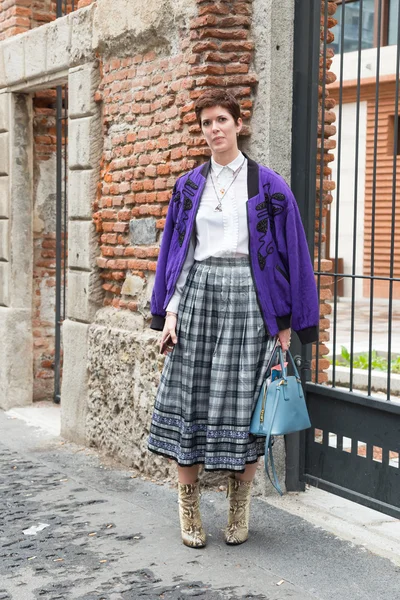 Femme à la mode posant pendant la Fashion Week de Milan — Photo