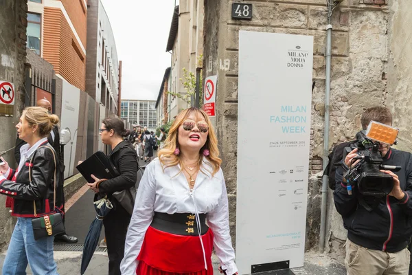 Modieuze vrouw die zich voordeed tijdens de Milan Fashion Week — Stockfoto