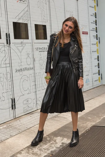 Femme à la mode posant pendant la Fashion Week de Milan — Photo