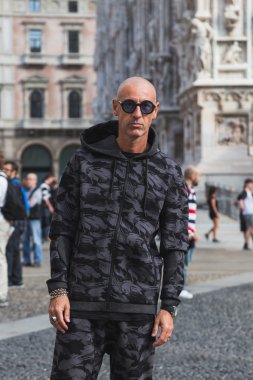 Şık adam Milano Moda Haftası sırasında poz