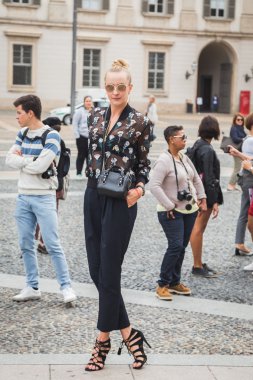 Milano Moda Haftası sırasında poz moda kadın