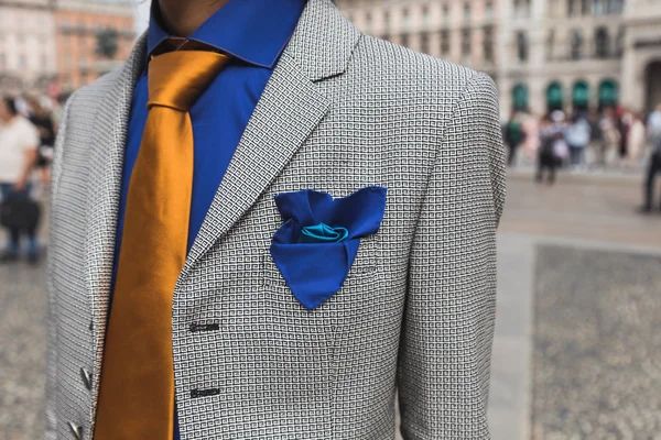 Модный мужчина позирует во время Недели Моды в Милане — стоковое фото