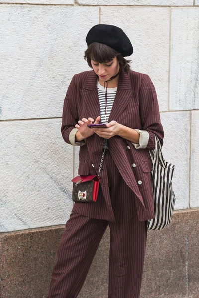 Modieuze vrouw die zich voordeed tijdens de Milan Fashion Week — Stockfoto