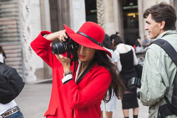 Modieuze vrouw die zich voordeed tijdens de Milan Fashion Week — Stockfoto