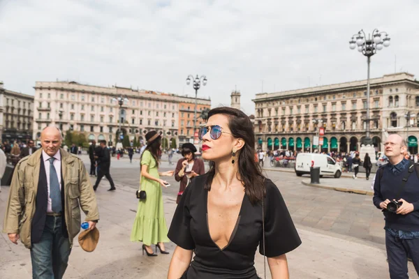 Modna kobieta pozowanie podczas Milan Fashion Week — Zdjęcie stockowe