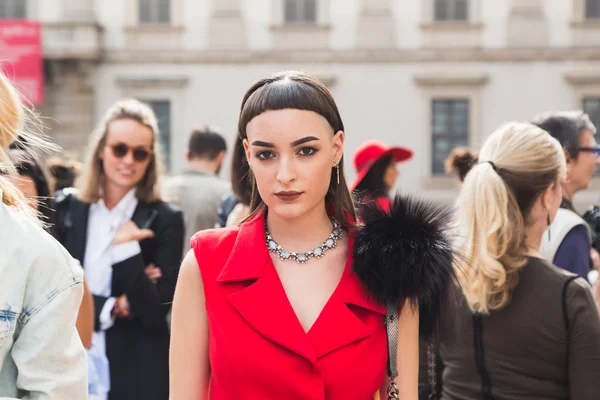 Milano Moda Haftası sırasında poz moda kadın