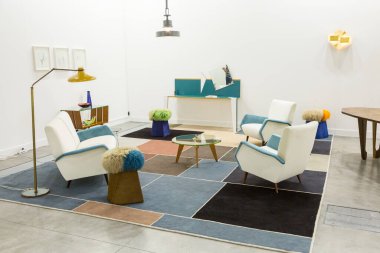 MILAN, İTALYA - 17 Eylül 2021 'de Milano' da modern ve çağdaş sanatın uluslararası sergisi Miart 'ta tasarım mobilyaları sergilenirken görülüyor.