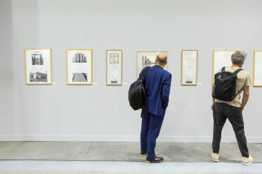 MİLAN, İTALYA 17 EYLÜL: Milano 'da 17 Eylül 2021 tarihinde modern ve çağdaş sanatların uluslararası sergisi Miart' ı ziyaret edenler.