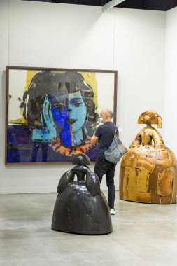 MİLAN, İTALYA 17 EYLÜL: Milano 'da 17 Eylül 2021 tarihinde modern ve çağdaş sanatların uluslararası sergisi Miart' ı ziyaret edenler.