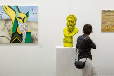 MİLAN, İTALYA 17 EYLÜL: Milano 'da 17 Eylül 2021 tarihinde modern ve çağdaş sanatların uluslararası sergisi Miart' ı ziyaret edenler.