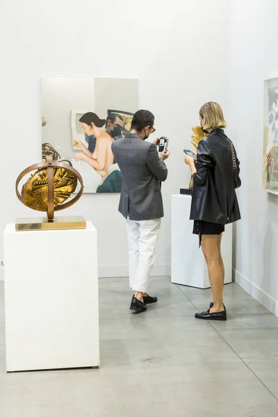 Milan Włochy Wrzesień Ludzie Odwiedzają Miart Międzynarodową Wystawę Sztuki Nowoczesnej — Zdjęcie stockowe