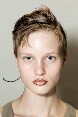 23 Eylül 2021 'de Milan Kadın Moda Haftası' nda Drome gösterisinden hemen önce muhteşem bir model sahne arkasında poz veriyor.