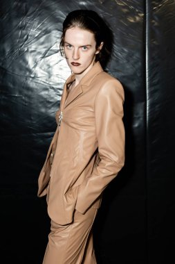 23 Eylül 2021 'de Milan Kadın Moda Haftası' nda Drome gösterisinden hemen önce muhteşem bir model sahne arkasında poz veriyor.