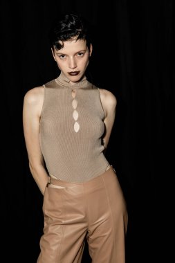 23 Eylül 2021 'de Milan Kadın Moda Haftası' nda Drome gösterisinden hemen önce muhteşem bir model sahne arkasında poz veriyor.