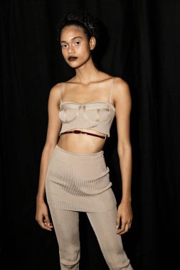 23 Eylül 2021 'de Milan Kadın Moda Haftası' nda Drome gösterisinden hemen önce muhteşem bir model sahne arkasında poz veriyor.