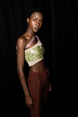 23 Eylül 2021 'de Milan Kadın Moda Haftası' nda Drome gösterisinden hemen önce muhteşem bir model sahne arkasında poz veriyor.