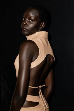 23 Eylül 2021 'de Milan Kadın Moda Haftası' nda Drome gösterisinden hemen önce muhteşem bir model sahne arkasında poz veriyor.