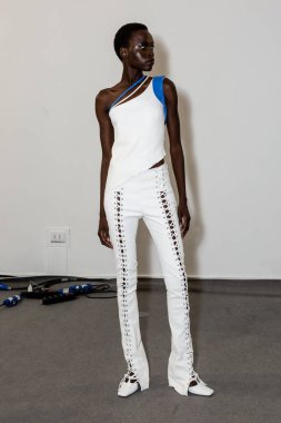 23 Eylül 2021 'de Milan Kadın Moda Haftası' nda Drome gösterisinden hemen önce muhteşem bir model sahne arkasında poz veriyor.