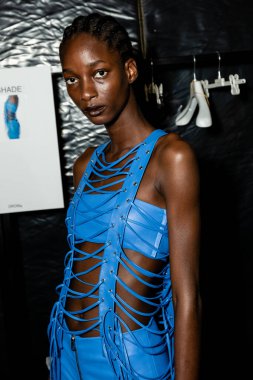 23 Eylül 2021 'de Milan Kadın Moda Haftası' nda Drome gösterisinden hemen önce muhteşem bir model sahne arkasında poz veriyor.