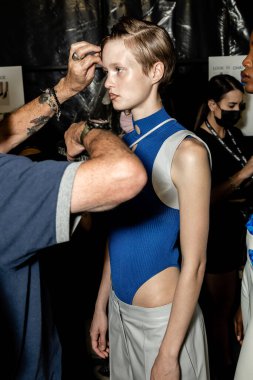 23 Eylül 2021 'de Milan Kadın Moda Haftası' nda Drome gösterisinden hemen önce muhteşem bir model sahne arkasında poz veriyor.