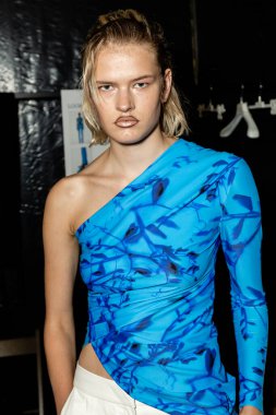 23 Eylül 2021 'de Milan Kadın Moda Haftası' nda Drome gösterisinden hemen önce muhteşem bir model sahne arkasında poz veriyor.