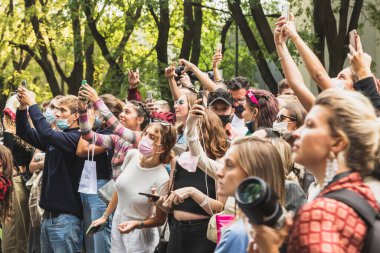 Milano Kadın Moda Haftası 'nda 23 Eylül 2021' de Milano 'da Armani moda defilesinde insanlar ünlüleri bekliyor.