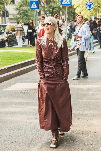 Milan Italy September Fashionable Woman Poses Armani Fashion Show Milan — Stock Photo, Image