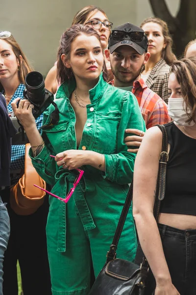 Milan Italy September Fashionable Woman Poses Armani Fashion Show Milan — Stock Photo, Image