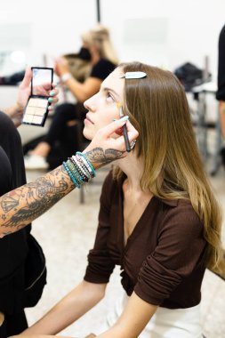 MİLAN, İTALYA 24 EYLÜL: 24 Eylül 2021 'de Milano Kadın Moda Haftası sırasında Budapeşte Seçme Şovu öncesinde muhteşem bir model sahne arkasında poz verdi