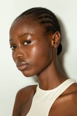 MİLAN, İTALYA 24 EYLÜL: 24 Eylül 2021 'de Milano Kadın Moda Haftası sırasında Budapeşte Seçme Şovu öncesinde muhteşem bir model sahne arkasında poz verdi