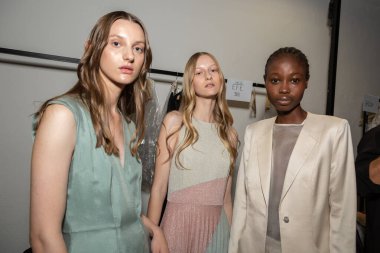 MİLAN, İTALYA 24 EYLÜL: 24 Eylül 2021 'de Milano Kadın Moda Haftası sırasında Budapeşte' den hemen önce sahne arkasında muhteşem modeller poz verdi