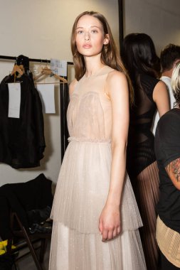 MİLAN, İTALYA 24 EYLÜL: 24 Eylül 2021 'de Milano Kadın Moda Haftası sırasında Budapeşte Seçme Şovu öncesinde muhteşem bir model sahne arkasında poz verdi