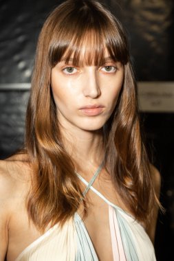 MİLAN, İTALYA 24 EYLÜL: 24 Eylül 2021 'de Milano Kadın Moda Haftası sırasında Budapeşte Seçme Şovu öncesinde muhteşem bir model sahne arkasında poz verdi