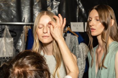 MİLAN, İTALYA 24 EYLÜL: 24 Eylül 2021 'de Milano Kadın Moda Haftası sırasında Budapeşte' den hemen önce sahne arkasında muhteşem modeller poz verdi