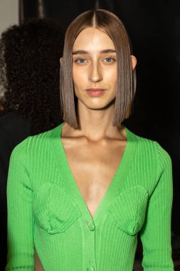 MİLAN, İTALYA 24 EYLÜL: 24 Eylül 2021 'de Milano Kadın Moda Haftası sırasında Budapeşte Seçme Şovu öncesinde muhteşem bir model sahne arkasında poz verdi