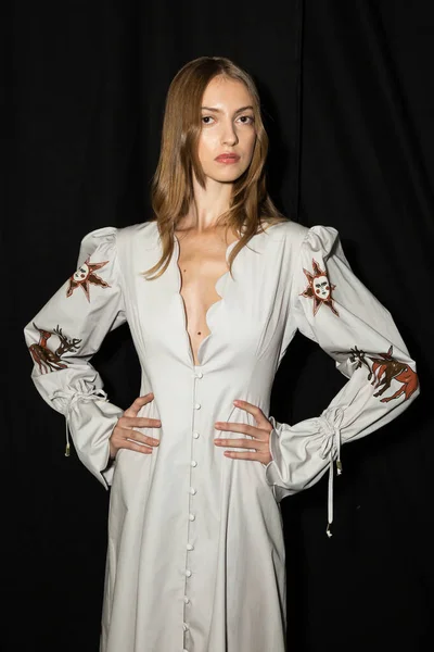 Milan Italië September Prachtig Model Poseert Backstage Net Voor Boedapest — Stockfoto