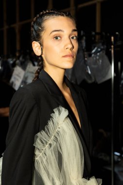 MİLAN, İTALYA 24 EYLÜL: 24 Eylül 2021 'de Milan Kadın Moda Haftası' nda 1. Perde 'den hemen önce sahne arkasında muhteşem bir model poz verdi.