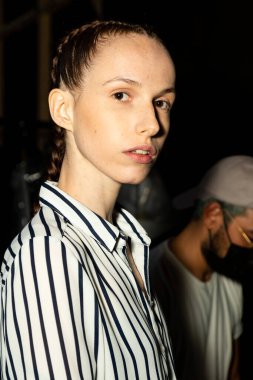 MİLAN, İTALYA 24 EYLÜL: 24 Eylül 2021 'de Milan Kadın Moda Haftası' nda 1. Perde 'den hemen önce sahne arkasında muhteşem bir model poz verdi.